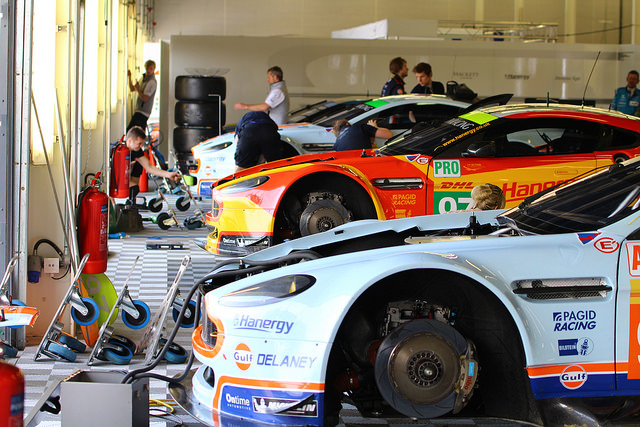 Aston Martin sendet sechs Rookies in die Wüste