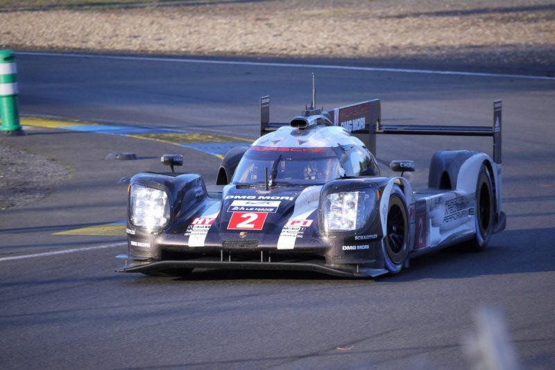 Der Porsche #2 lieferte sich ein Wechselspiel mit den beiden Toyota-Boliden und hat derzeit noch beste Chancen auf den Gesamtsieg.