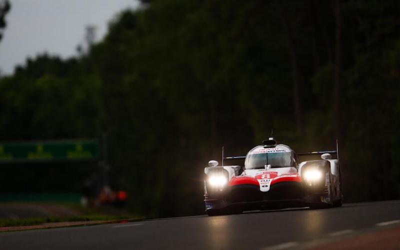 Der Toyota #8 startet die 24 Stunden von Le Mans von der Pole-Position