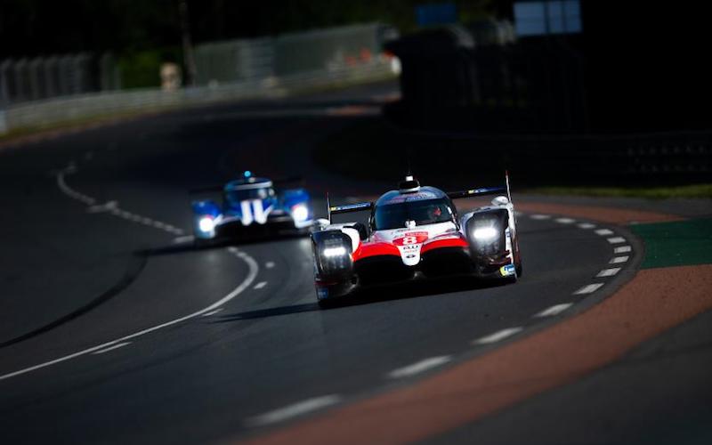 Der Toyota TS050 Hybrid mit der Startnummer 8 beim Qualifying für die 24 Stunden von Le Mans