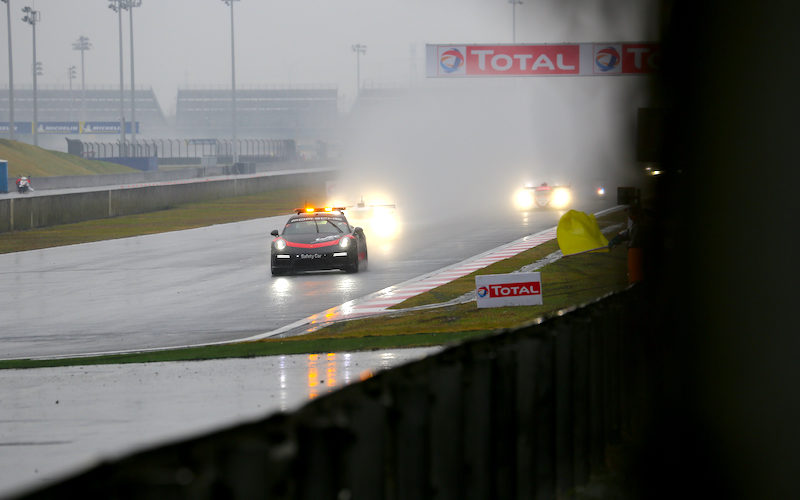 Wetterbedingt erfolgte der Start bei den 6 Stunden von Shanghai hinter dem Safety Car.