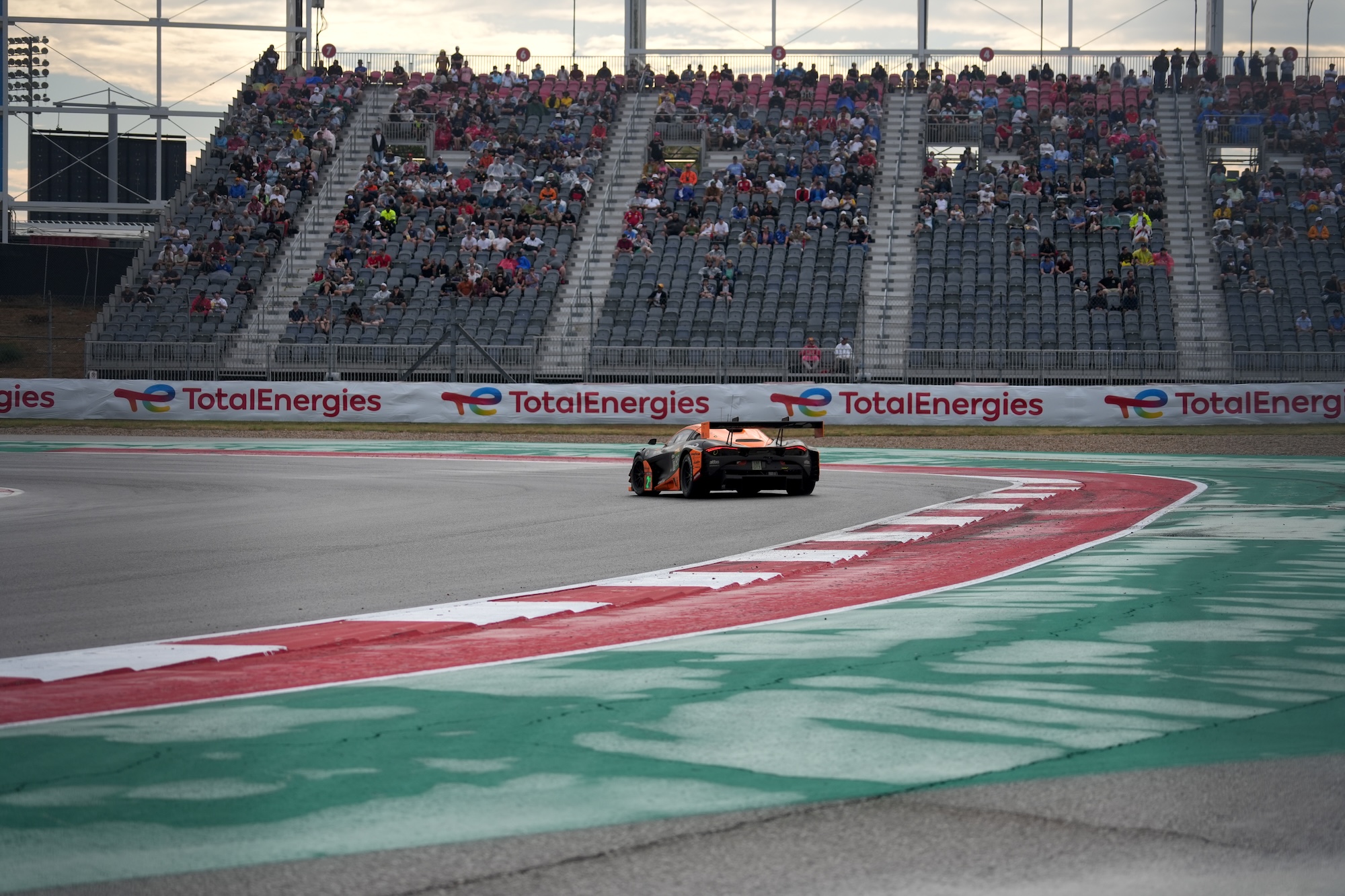 Der siegreiche McLaren in der LMGT3