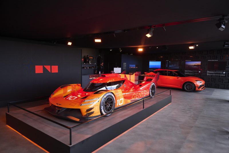 Genesis GMR-001 Hypercar und Fahrer vor Le Mans und WEC-Saison 2026.