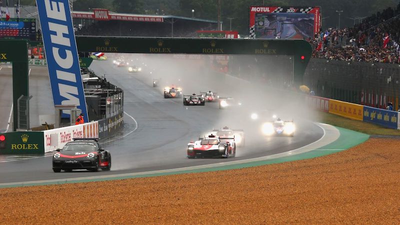 Die Startphase hinter dem Safety Car
