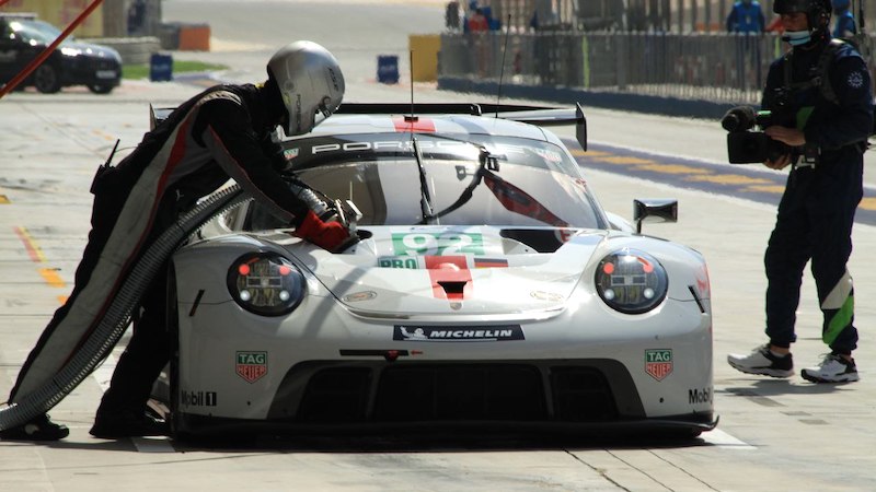 Porsche während des Boxenstopps