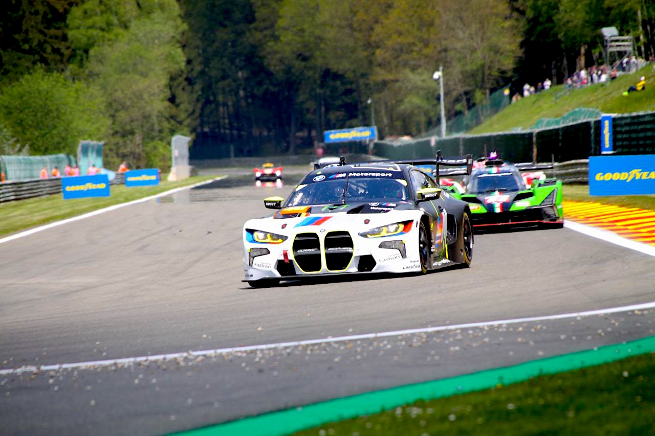 Mehrere Fahrzeuge in Spa auf einer schnellen Runde
