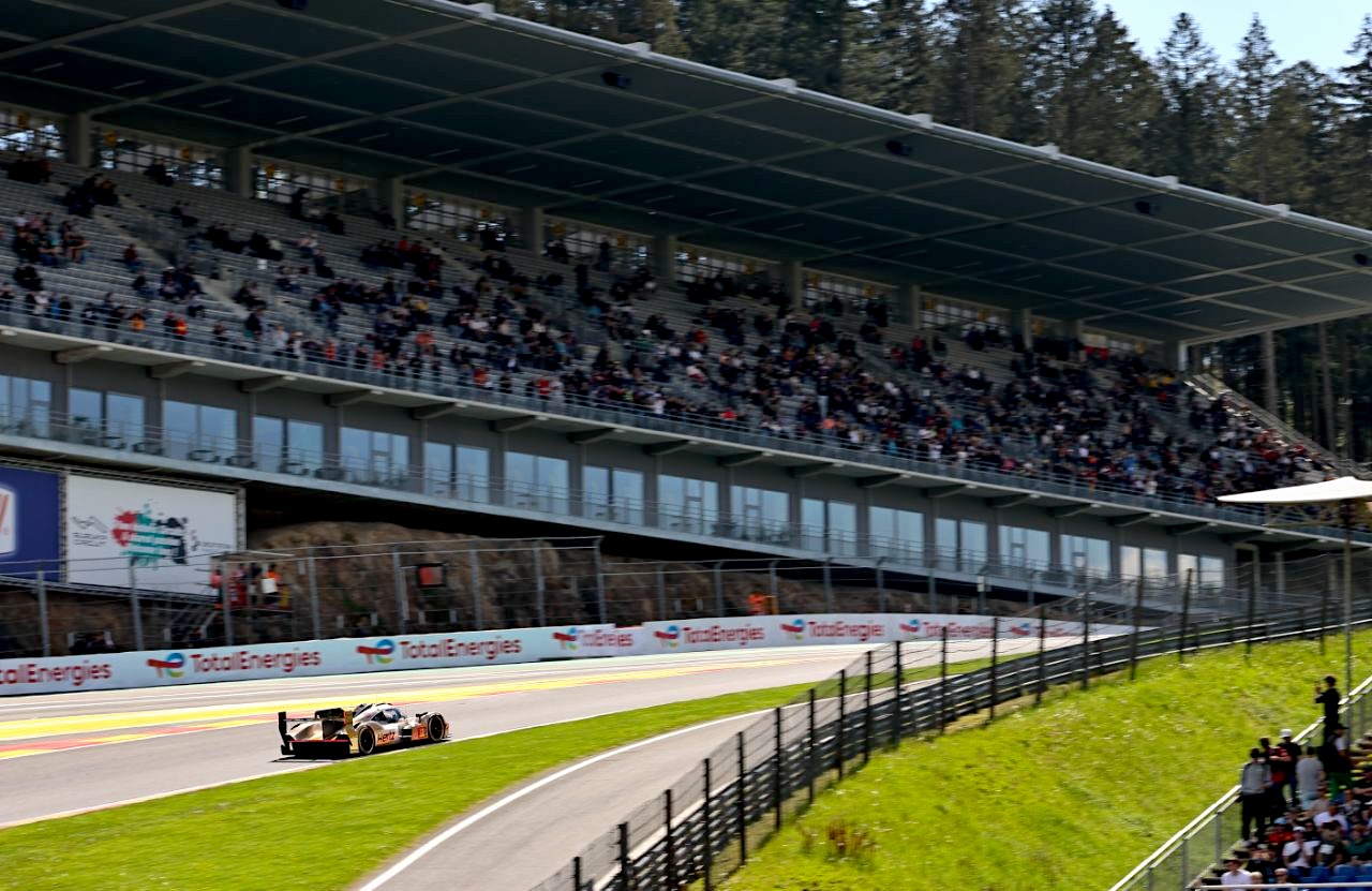 Ein Fahrzeug in Eau-Rouge