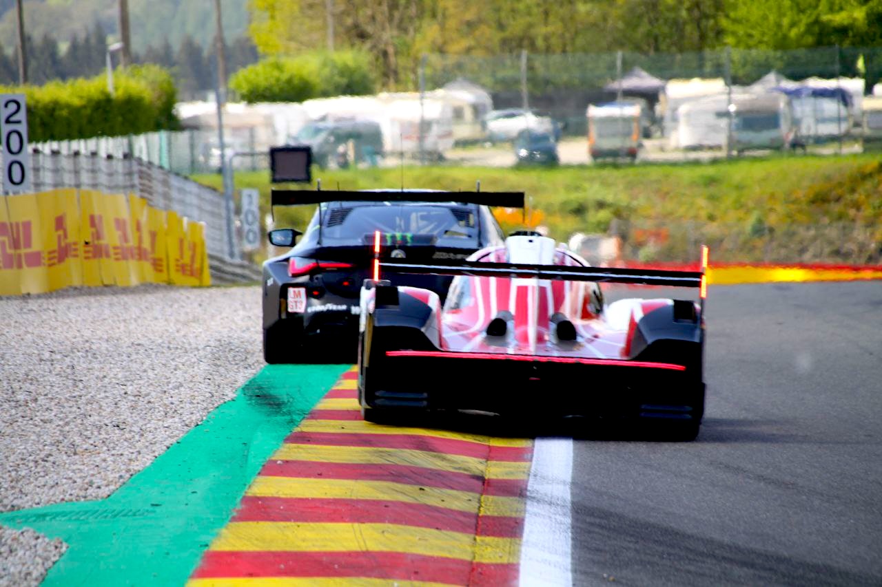 Ein GT3 und ein Hypercar im Duell